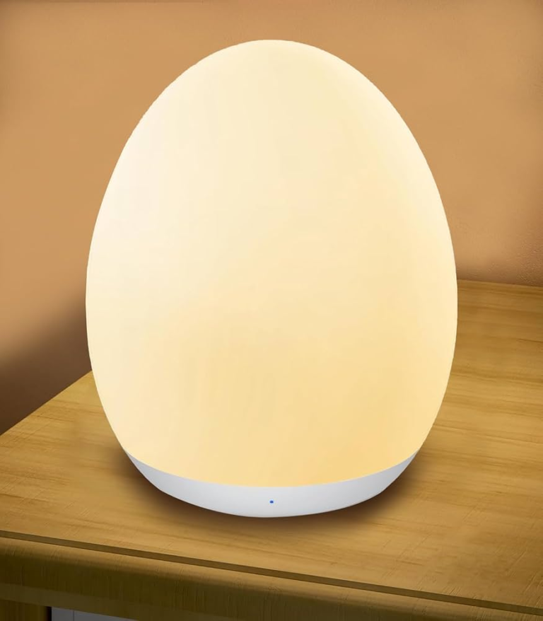 Luz nocturna MediAcous para bebé con forma de huevo, 7 colores cambiantes, sobre mesa de madera